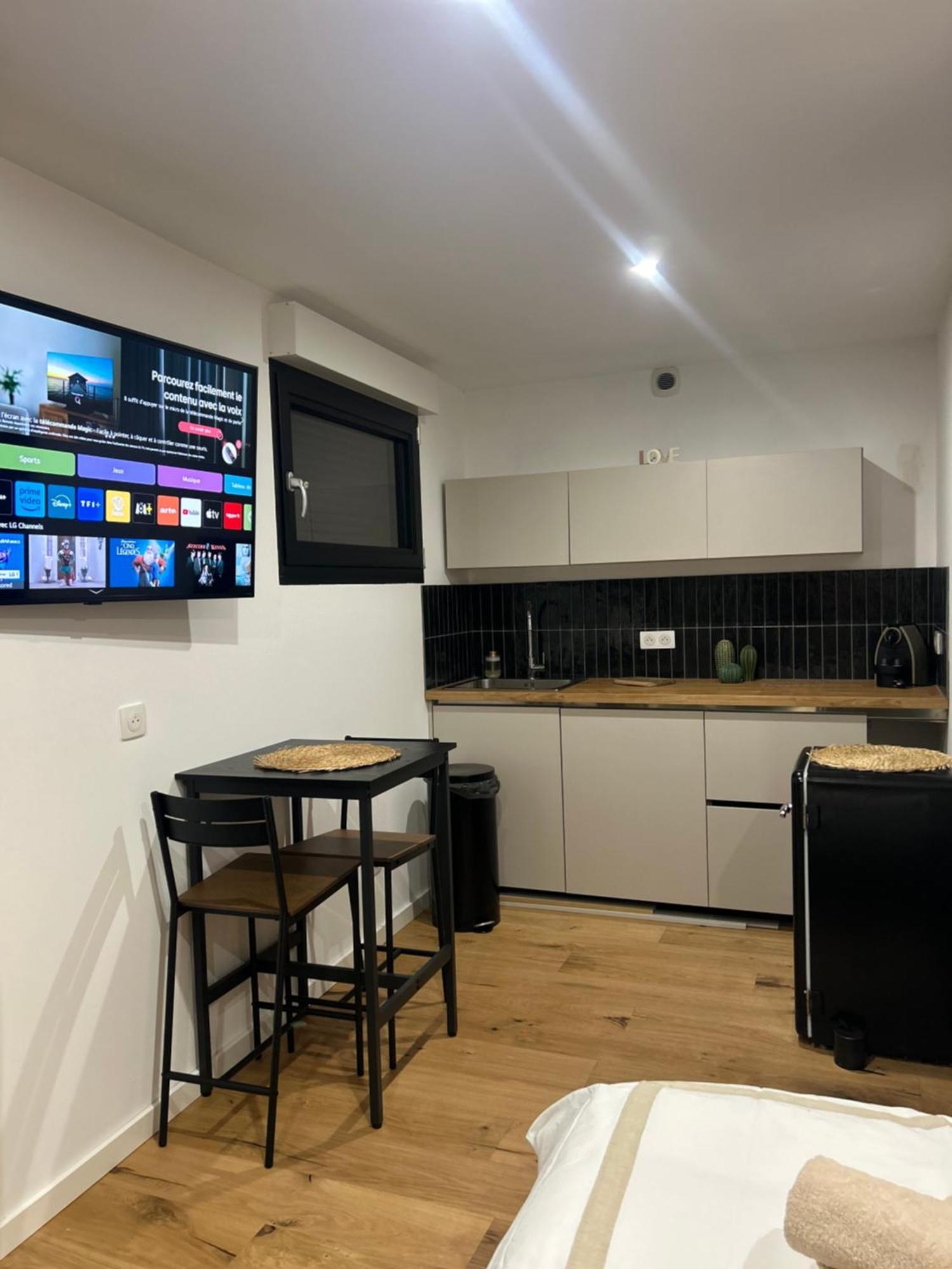 Studio Prestige Avec Terrasse Le Chene Dore Au Coeur Du Centre Touristique Cite Des Loisirs 200 M Du Galaxie,Face Au Snowworld Parking Gratuit Privatif Amnéville Eksteriør bilde